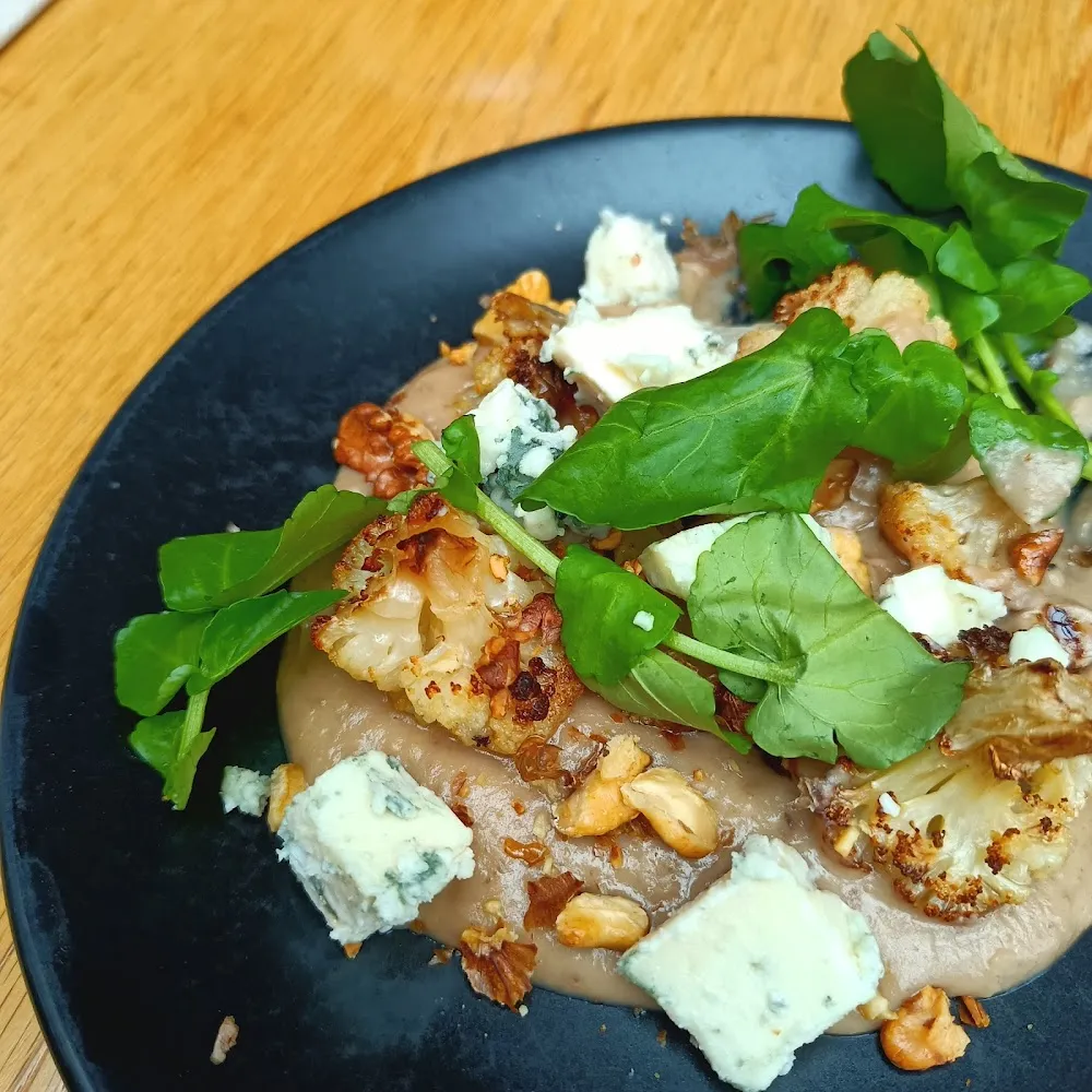 Chou Fleur Rôti Sur Lit de Purée de Châtaigne Et Dès de Roquefort